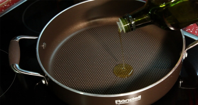 1. Этап. Мясо по-японски: 2. В сковороду с высокими бортами или сотейник налить немного растительного масла.