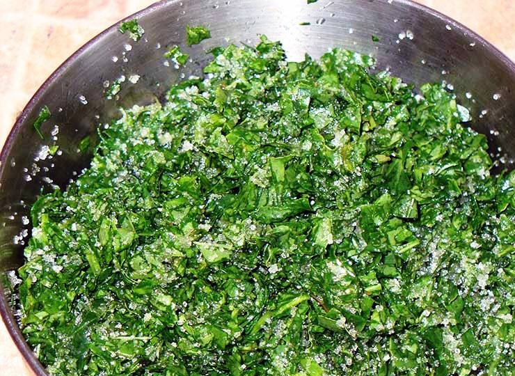 1. Этап. Пирожки со щавелем: Перемешиваем щавель с сахаром, выделившийся из щавеля сок сливаем.