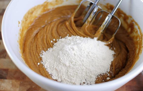 1. Этап. Печенье с арахисовым маслом и медом: 3. Добавить яйцо и взбить. Затем взбить с молоком. Добавить мучную смесь и перемешать до получения однородной консистенции.