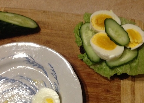 1. Этап. ПП-бутерброды на перекус: И формируем: хлеб, листья салата, огурец, вареное яйцо. Второй бутерброд готов!