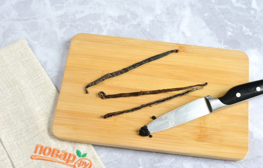 1. Этап. Ванильный экстракт: 2. Разрежьте стручки вдоль пополам. Ножом достаньте семена.