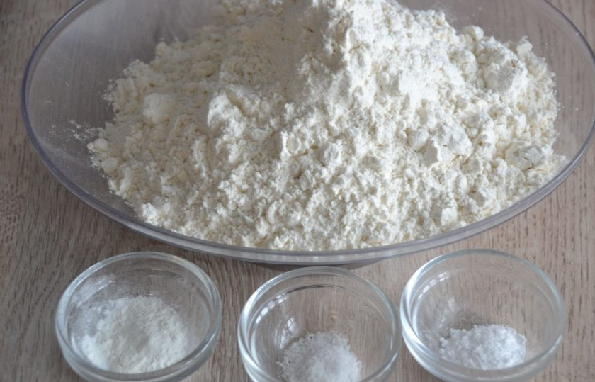 1. Этап. Уральское печенье: Смешайте муку с разрыхлителем, ванильным сахаром и ванилином.