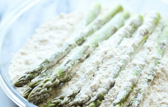 1. Этап. Спаржа в панировке: 1. Спаржу вымойте, обсушите, при необходимости удалите плотные концы. Обваляйте со всех сторон в муке.