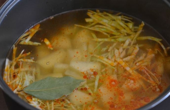 1. Этап. Полтавский борщ с галушками: Залейте содержимое чаши мультиварки водой, добавьте в нее соль, перец, лавровый лист. Доведите до кипения и положите в нее картофель. Затем тонко нашинкуйте капусту, положите ее к остальным ингредиентам и готовьте в режиме 