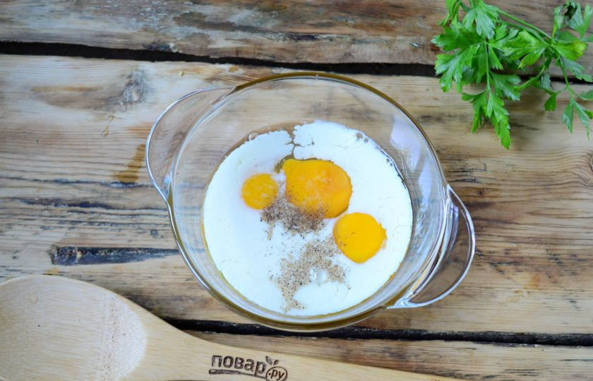 1. Этап. Булочки на завтрак: Подготовьте заливку. Яйца смешайте с молоком, посолите и поперчите по вкусу. Хорошенько разболтайте смесь.