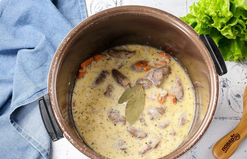 1. Этап. Куриные сердечки в мультиварке в сливках: Перемешайте, добавьте лавровый лист, установите функцию 