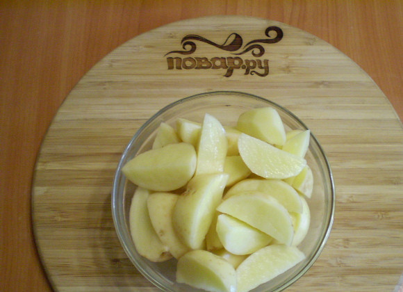 1. Этап. Тушеная картошка с курицей в мультиварке: 2. Чистим и моем картофель, режем кусочками.