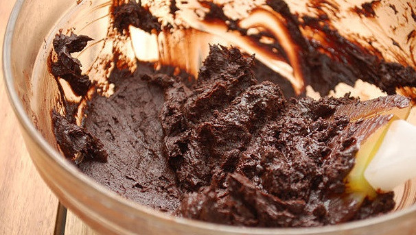 1. Этап. Домашний шоколад: 1. Масло нам понадобится комнатной температуры, позаботьтесь об этом заранее. Итак, в миску, годную для нагрева на плите, выложите масло и порошок какао. Взбейте миксером до однородной массы.