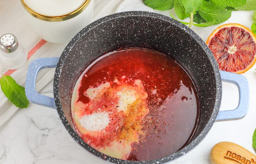 1. Этап. Жареный камамбер с брусничным соусом: Всыпьте все приправы и специи, включите умеренный нагрев и перемешайте все. Томите на плите примерно 5-6 минут.