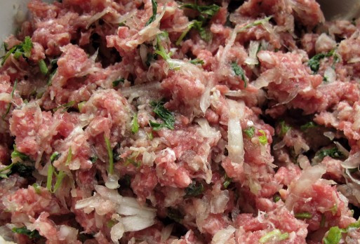 1. Этап. Люля из баранины на мангале: Затем мы трем репчатый лук на крупной терке, чеснок пропускаем через пресс, свежую зелень измельчаем. Выкладываем все в миску с фаршем, добавляем специи и соль по вкусу, тщательно вымешиваем фарш. Накрываем миску пищевой пленкой и ставим в холодильник на пару часов.