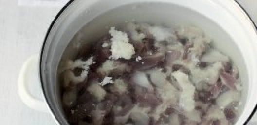 1. Этап. Суп из куриных желудков: Переложите куриные желудки в кастрюлю и залейте холодной водой. Кастрюлю ставим на огонь и доводим до кипения. Далее варим еще 20 минут.