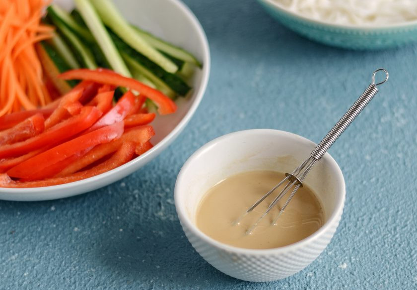 1. Этап. Тайские роллы: Смешайте арахисовый урбеч, яблочный уксус, соевый соус и растительное масло до однородной консистенции.