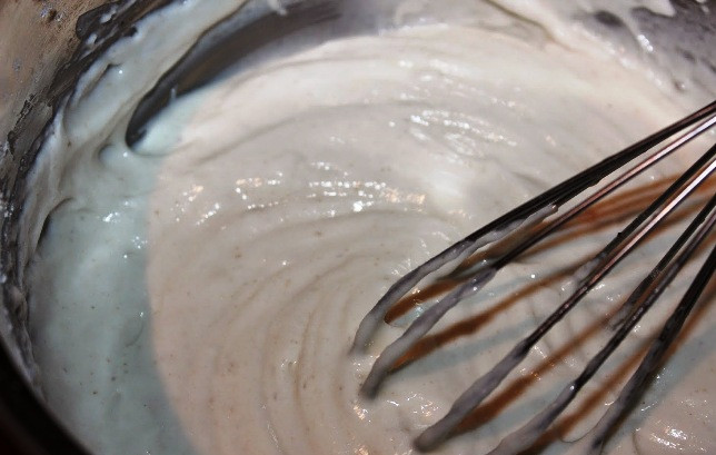 1. Этап. Расстегай с картошкой: Масло разомните с мукой, отдельно смешайте кефир с майонезом и щепоткой соли.