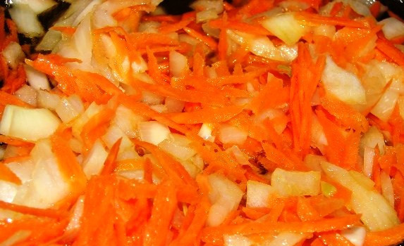 1. Этап. Гороховый суп с капустой: Обжарьте на растительном масле лук и морковь.