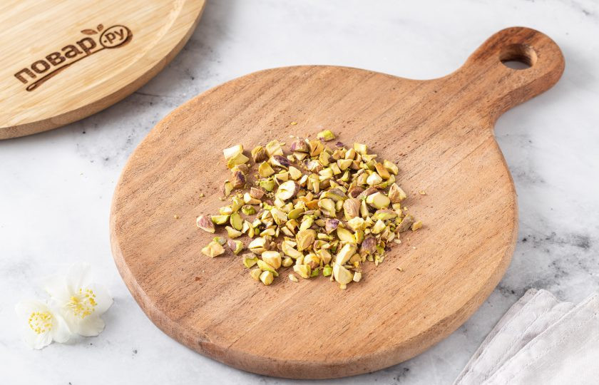 1. Этап. Десерт из кукурузных палочек: Фисташки очистите и крупно порубите.