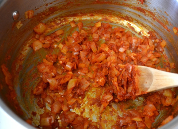 1. Этап. Тушеные овощи с чечевицей: 3. Хорошенько перемешайте, готовьте лук 3-4 минуты, периодически помешивая.