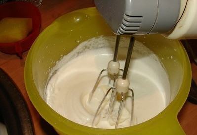 1. Этап. Вишневый торт с маскарпоне: Приготовьте крем. Сливки взбейте с сахаром миксером. Добавьте сыр 