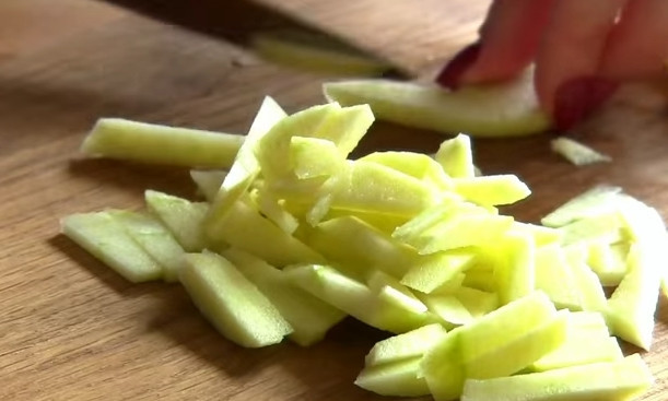 1. Этап. Слоеный салатик с курицей и киви: 5. С яблоком проделайте ту же операцию.