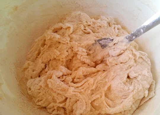 1. Этап. Пресная лепёшка: 1. Подогрейте немного фильтрованную воду, разведите в ней необходимое количество соли. Просейте пшеничную муку и часть выложите в воду, замесите тесто лопаткой.