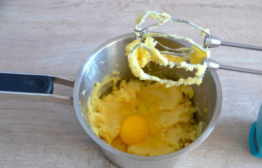 1. Этап. Картофельные профитроли: Ведите в заварное тесто по одному два яйца, интенсивно вмешивая каждое. Это можно сделать с помощью миксера.