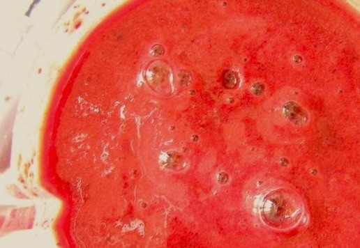 1. Этап. Гаспачо со свеклой и вишней: Измельчите до однородности. Добавьте по вкусу соль и перец. А еще можно довести суп до желаемой консистенции, долив немного воды или вишневого сока.