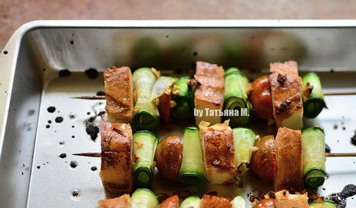 1. Этап. Закусочные шпажки с кабачком: Запечь до хруста хлеба при 200 градусах;