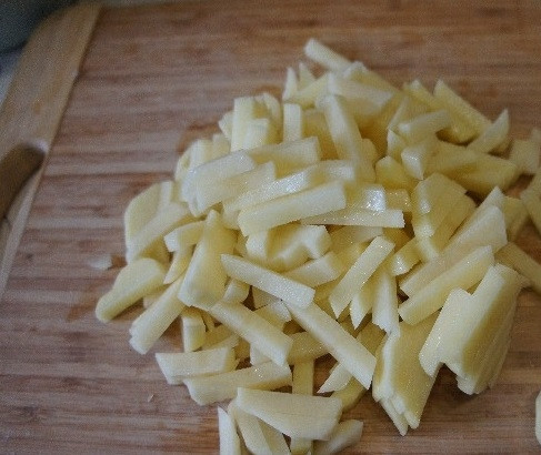 1. Этап. Суп, сжигающий калории: 2. Очищенный картофель необходимо порезать на ломтики (можно брусочки).