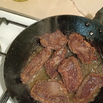 1. Этап. Накрахмаленная печень: Замаринованную печень обжарить на хорошо разогретой сковороде в небольшом количестве растительного масла до готовности. Получается очень вкусная печеночка.