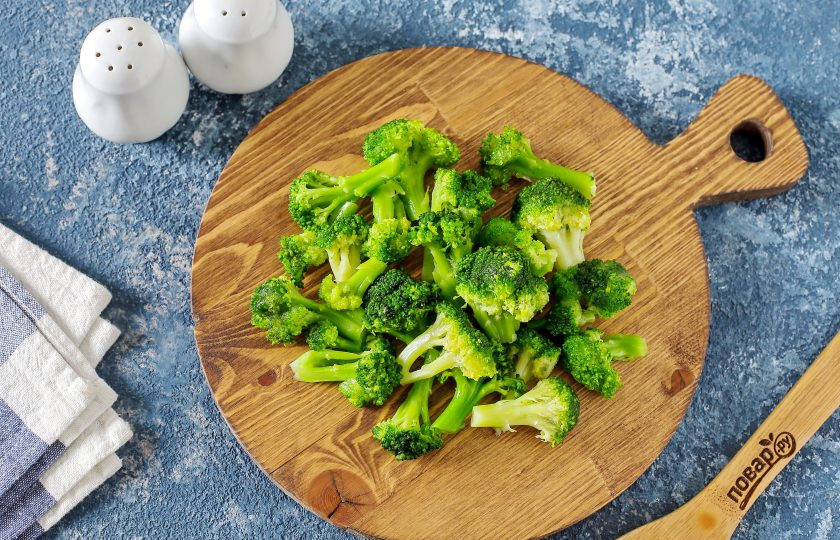 1. Этап. Кускус с брокколи: Разделите брокколи на соцветия.