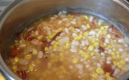 1. Этап. Суккоташ по-венгерски: Затем добавляем в суп кукурузу, доводим до кипения и варим еще 5 минут после кипения. За пару минут до готовности вливаем сливки и прогреваем. Готово! Подавать, посыпав свежей зеленью.