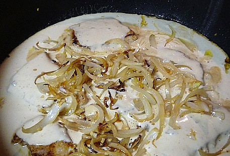 1. Этап. Свинина со сметаной: 5. Вернуть на сковороду обжаренный лук и чеснок. Аккуратно перемешать. Довести до кипения и накрыть сковороду крышкой. Чтобы свинина со сметаной в домашних условиях была мягкой и сочной, тушить блюдо нужно на минимальном огне.