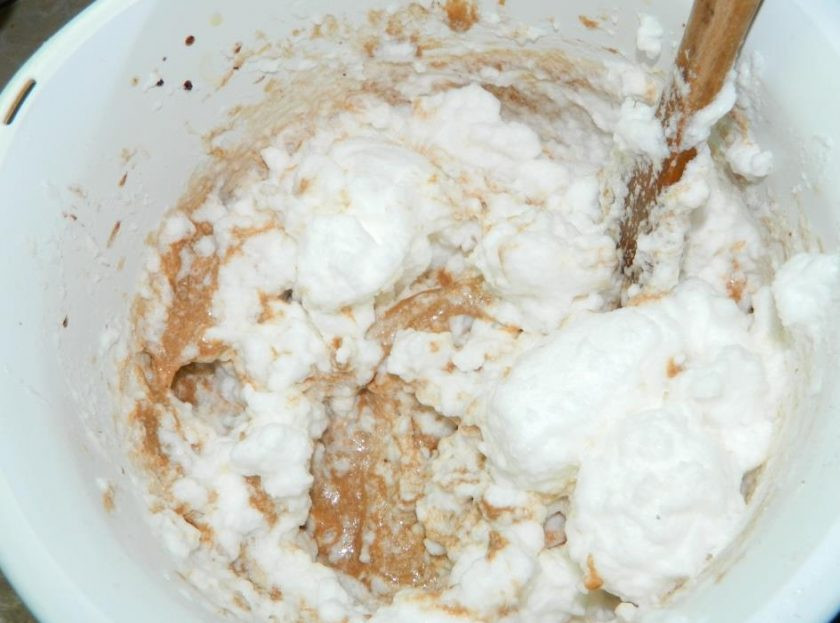 1. Этап. Шоколадно-вишневый торт со сливками: Аккуратно вмешайте в тесто взбитые белки.