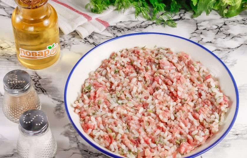 1. Этап. Долма с мятным соусом: Тщательно перемешайте и оставьте фарш на 20 минут для пропитывания.