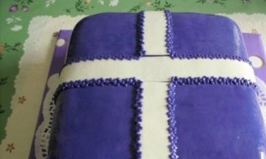 1. Этап. Торт Подарок: И прикрепляем их возле ленточки.