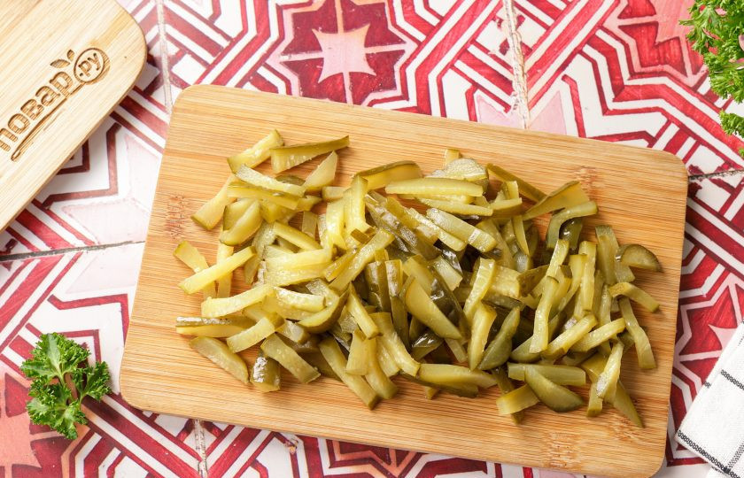 1. Этап. Салат с языком: Огурцы нарежьте соломкой и слегка отожмите от лишней жидкости.