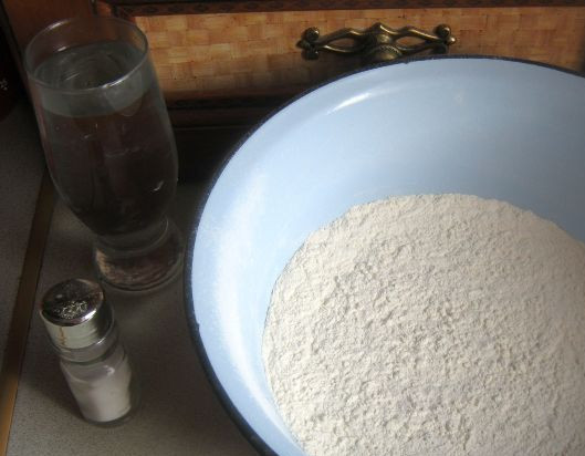 1. Этап. Бездрожжевое тесто для рыбного пирога: 1. Очень простой рецепт теста, которое отлично подойдет для любого пирога. Муку просеиваем через сито в емкость с высокими бортами.