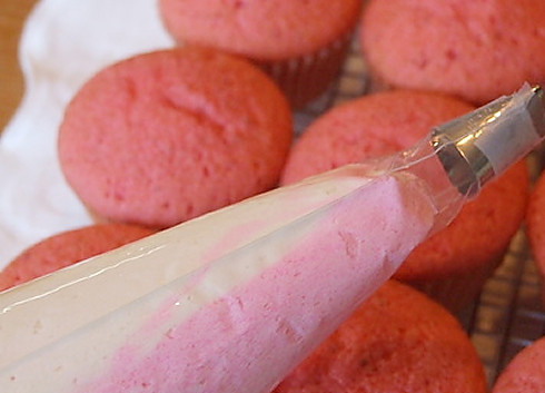 1. Этап. Клубничные капкейки: 4. Параллельно можно заняться кремом. Для этого соедините сливочное масло с сахаром и начните взбивать на медленной скорости. Когда крем станет однородным, введите сливки и взбивайте еще 1-2 минуты. Можно использовать пищевой краситель, чтобы придать крему розоватый оттенок.