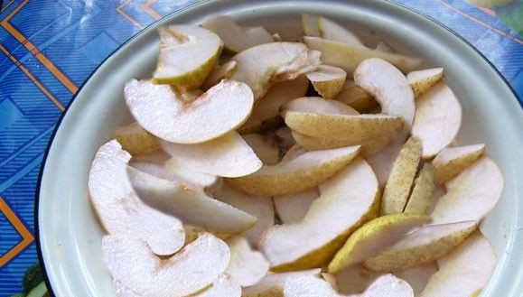 1. Этап. Варенье из груш с гвоздикой: Нарезаем фрукты на дольки. От кожуры не очищаем.