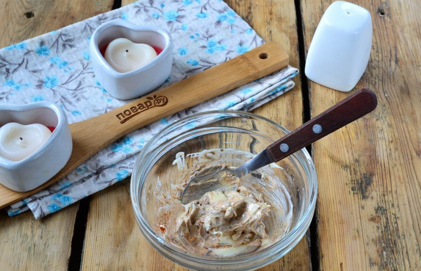 1. Этап. Цыплята-корнишоны в пряном масле: Размягченное сливочное масло смешайте со всеми пряностями и медом. Хорошенько перемешайте.