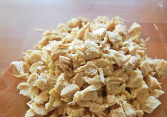 1. Этап. Холодник с ботвой: Отвариваем куриное филе в подсоленой воде. Можно добавить в бульон лук и морковь. Когда филе свариться, нарезать его кубиками.