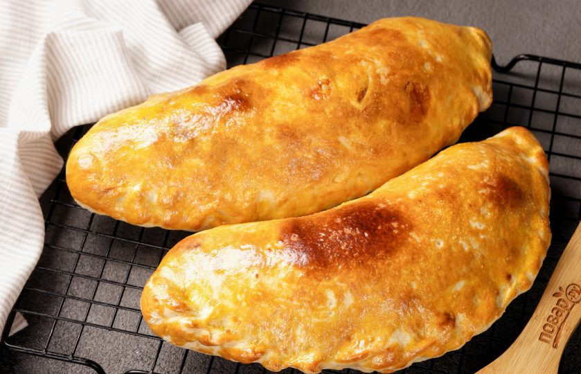 1. Этап. Пицца Кальцоне: Выпекайте в разогретой до 230-250 градусов духовке около 7-10 минут. Закрытая пицца готова.