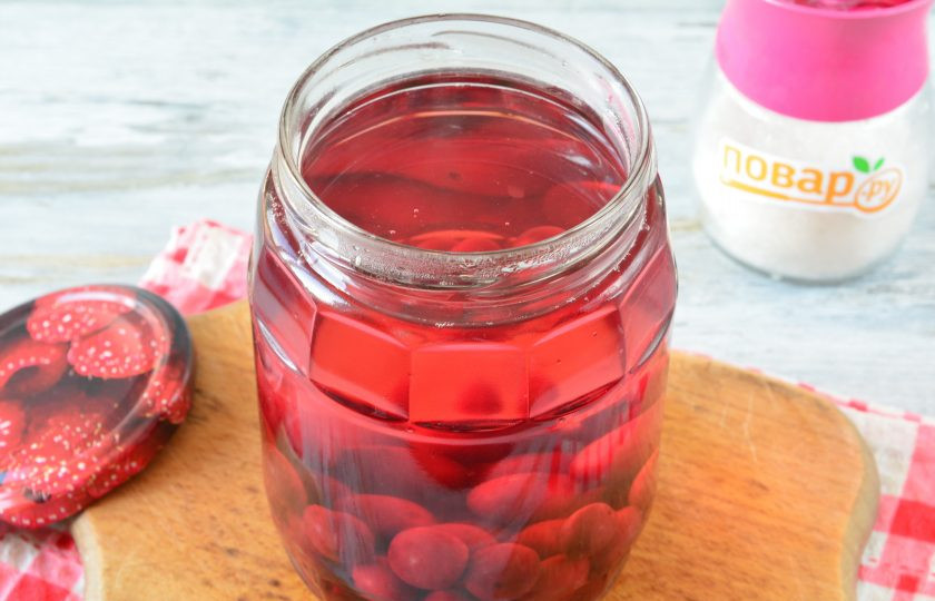 1. Этап. Компот из вишни без сахара на зиму: Залейте вишни второй раз кипятком, цвет уже станет насыщенным.