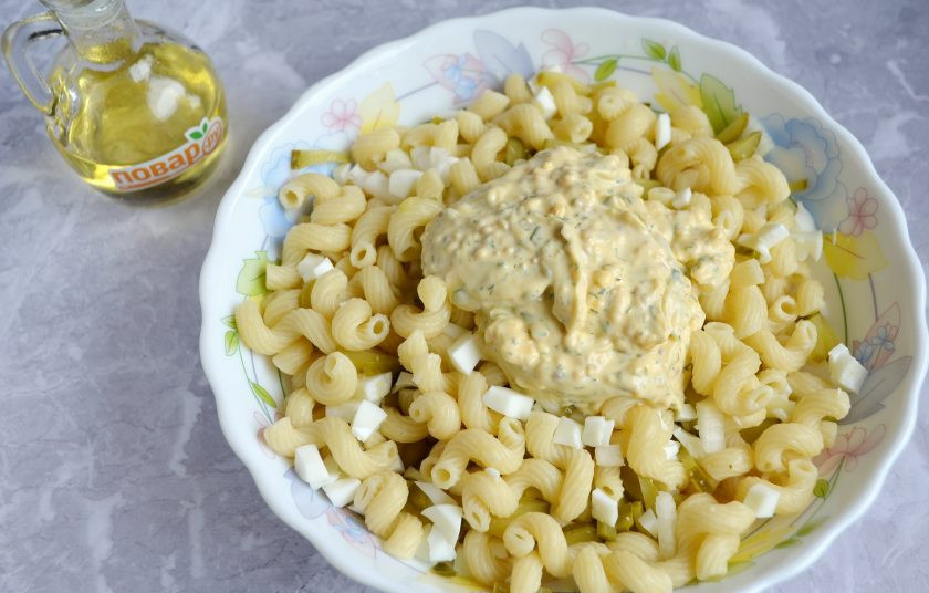 1. Этап. Салат из пасты с яйцами: 5. Перемешайте пасту со всеми остальными ингредиентами, включая заправку.