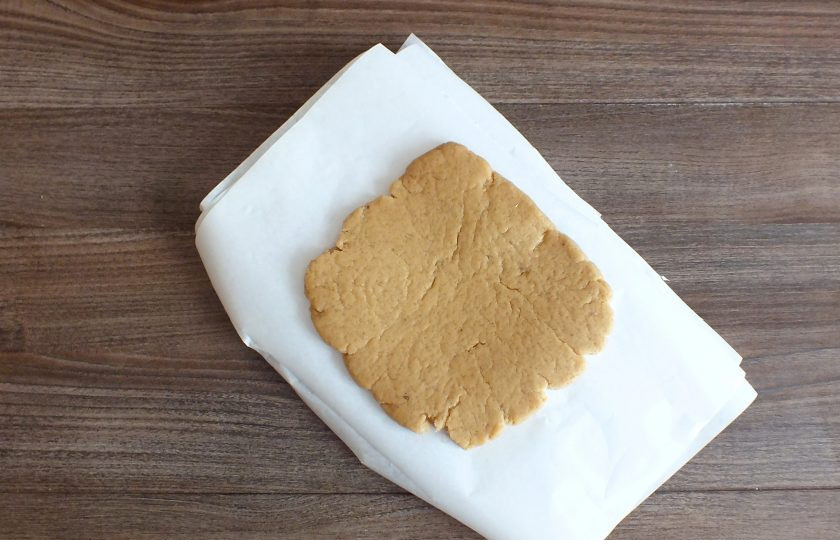 1. Этап. Спекулос: Выложите на плёнку или бумагу. Уберите в холодильник на 1 час.