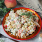 Салат с крабом и персиками