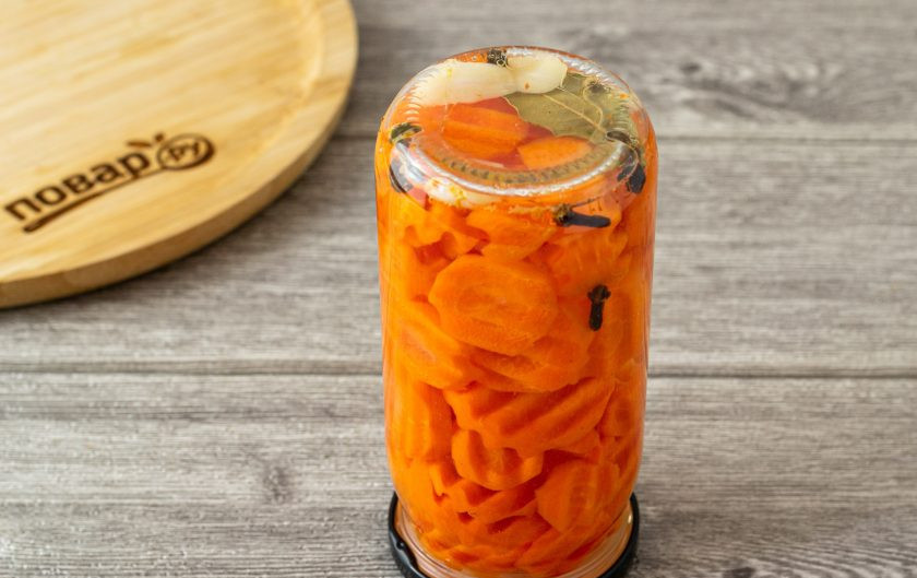 1. Этап. Маринованная морковь на зиму: Разлейте кипящей маринад обратно в банку. Закрутите крышку, переверните банку вверх дном, укутайте в тепло. Оставьте так до полного остывания. Затем уберите в прохладное место на хранение.