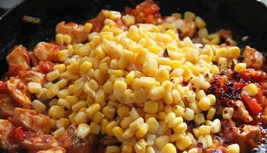 1. Этап. Томатный суп с курицей: 3. Добавьте томатный соус, аккуратно перемешайте. Выложите консервированную кукурузу на сковороду и через пару минут можно снимать заготовку с огня. Параллельно доведите до кипения воду или бульон в кастрюле.