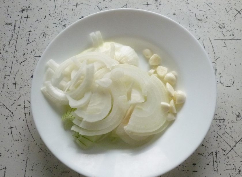 1. Этап. Турлу: Лук нарежьте полукольцами, чеснок – пластинами.