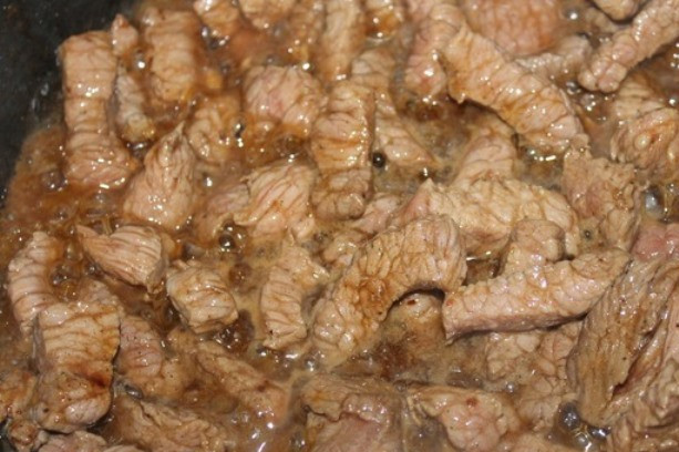 1. Этап. Гуляш из баранины в мультиварке: Жарьте в мультиварке до румяности.