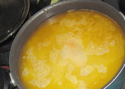 1. Этап. Плов из баранины с помидорами: Вливаем в кастрюлю воду так, чтобы она на 1-2 см поднималась над рисом, досаливаем все и добавляем специи.